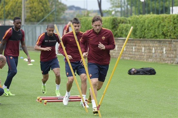 Roma 'thiếu lửa' trước giờ đại chiến với Milan - Bóng Đá