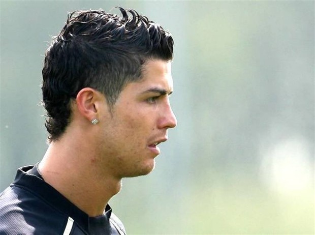 Trước húi cua, Ronaldo từng gây dấu ấn với kiểu tóc nào? - Bóng Đá
