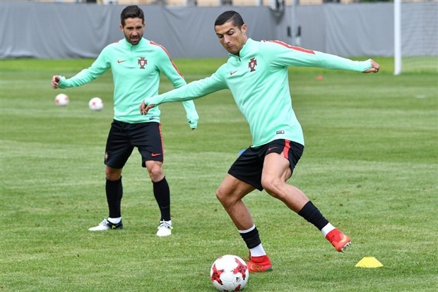 Fan phấn khích vì được đập tay Ronaldo ngay trên sân tập - Bóng Đá