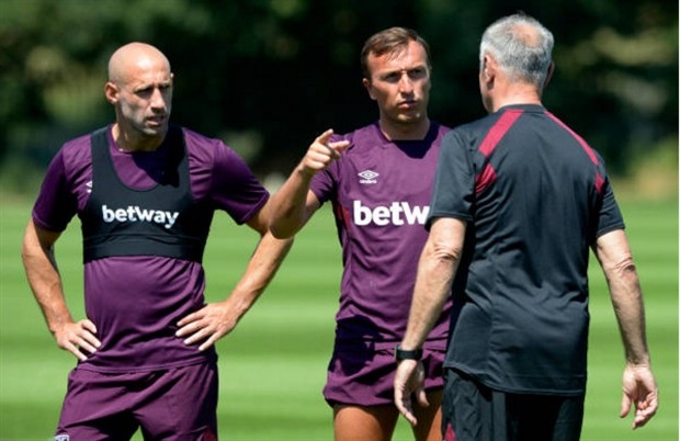 'Nam thần' Carroll rạng ngời xuất hiện trên sân tập của West Ham - Bóng Đá