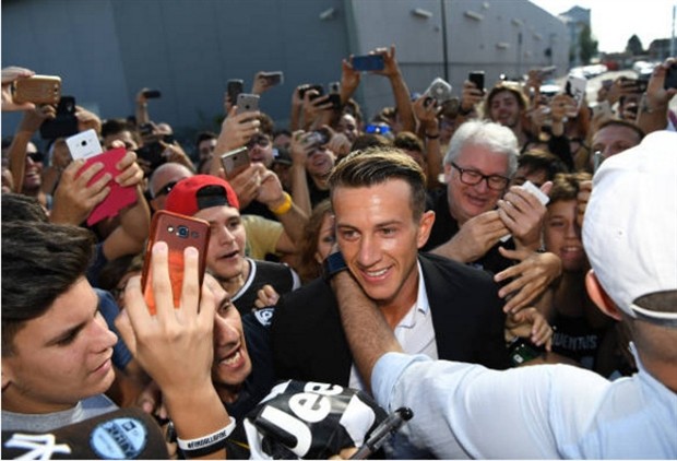 Số 10 mới, Bernardeschi đã có mặt tại Juventus - Bóng Đá