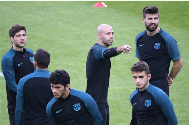De Sciglio bị vây kín ngay khi vừa tới Turin - Bóng Đá