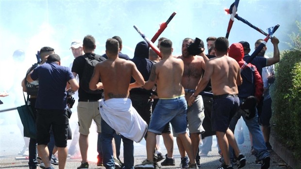 Chỉ là giao hữu, nhưng fan Brescia và Cagliari vẫn có cớ đánh nhau - Bóng Đá