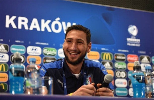 Donnarumma tươi rói đi họp báo, tương lai đã rõ? - Bóng Đá