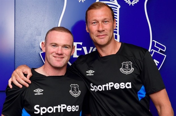 Chelsea hân hoang khoe cúp tại Bắc Kinh - Bóng Đá