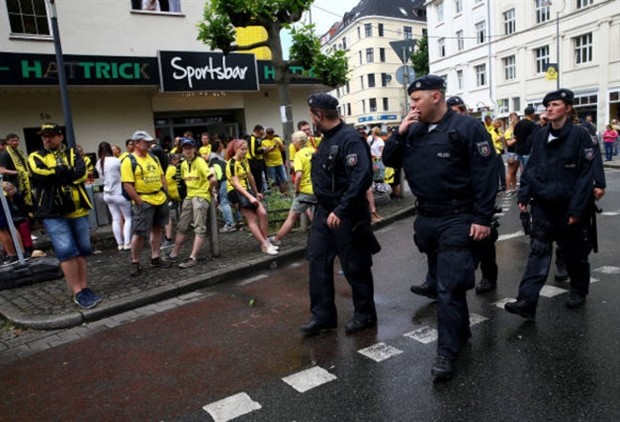 Cảnh sát căng thẳng chờ Dortmund 'khoe' cúp - Bóng Đá