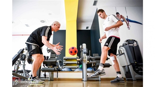 Chủ tịch Leicester xuống tận sân động viên, liệu Bầy Cáo có làm nên chuyện? - Bóng Đá