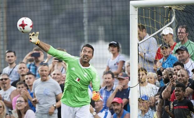 Ngày gặp lại, Buffon ăn đứt Ronaldo, Maradona,... về ngoại hình - Bóng Đá