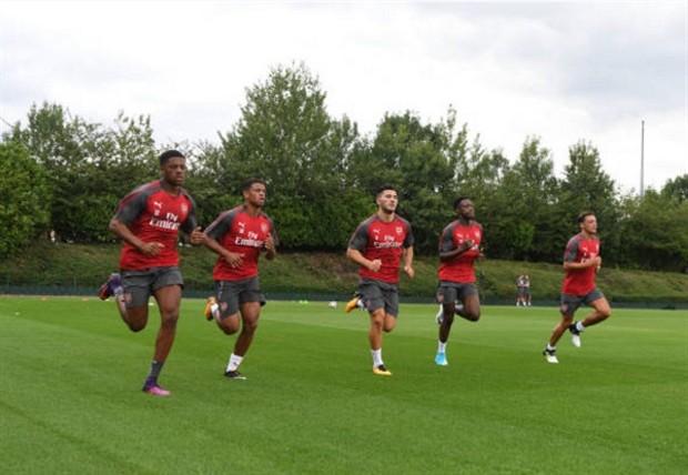 Tân binh Kolasinac nỗ lực ghi điểm trong ngày đầu tập cùng Arsenal - Bóng Đá