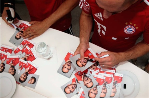 Muller, Ribery phấn khích khi ký tặng hoài không hết  - Bóng Đá