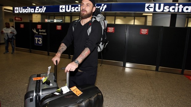 De Rossi âm thầm trở lại Roma, Totti thẳng tiến lên sân khấu - Bóng Đá