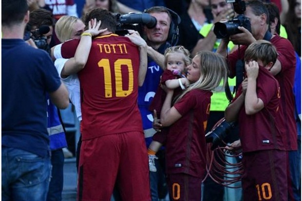 Totti yếu đuối lạ thường trong trận đấu chia tay Roma - Bóng Đá