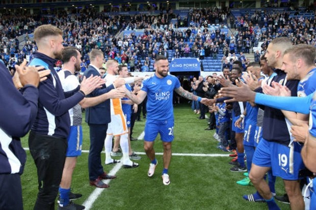 Ngày cuối, Leicester 'tha thu' luôn cả mặt sân - Bóng Đá