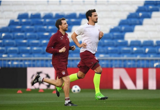 Mats Hummels ôm gối trên sân, Ancelotti lo ra mặt - Bóng Đá