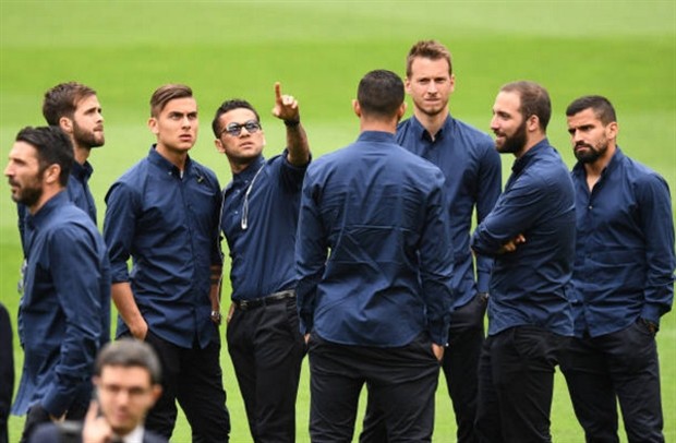Cộng đồng mạng rúng động với cái chết của Tiote  - Bóng Đá