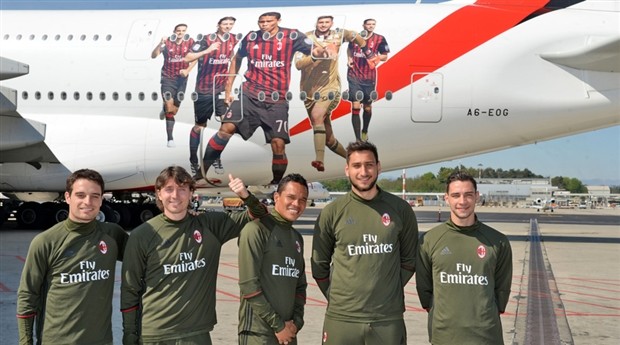 Donnarumma 'cứng đơ' bên chuyên cơ mới của AC Milan - Bóng Đá