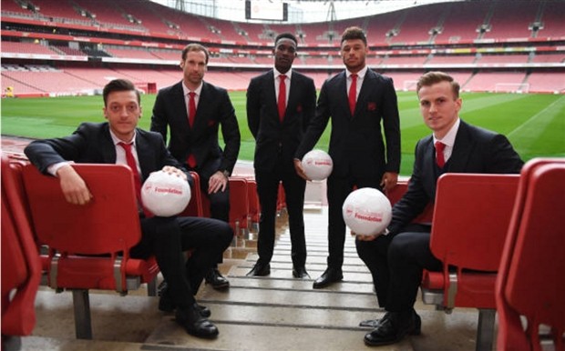 Gác lại top 4, sao Arsenal vẫn lung linh đi từ thiện - Bóng Đá