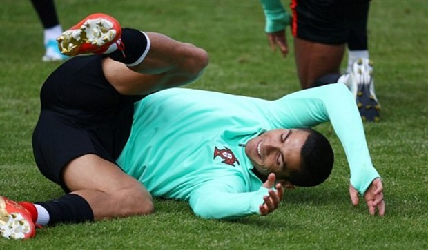 Ronaldo té lăn lộn trong buổi tập của Bồ Đào Nha - Bóng Đá
