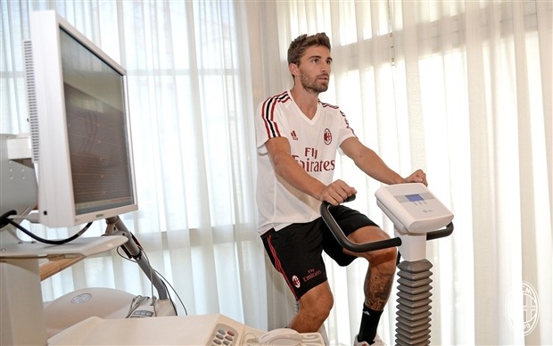 'Bom xịt' Borini tươi rói khi được AC Milan cứu giúp - Bóng Đá