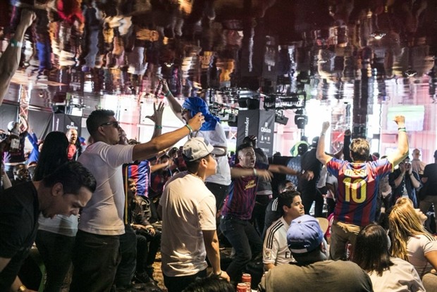 Hạ Real, fan Barcelona ăn mừng như đã vô địch - Bóng Đá