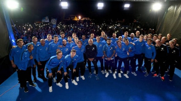 Mặc mưa gió, NHM chấp nhận đợi hàng giờ chờ Inter - Bóng Đá