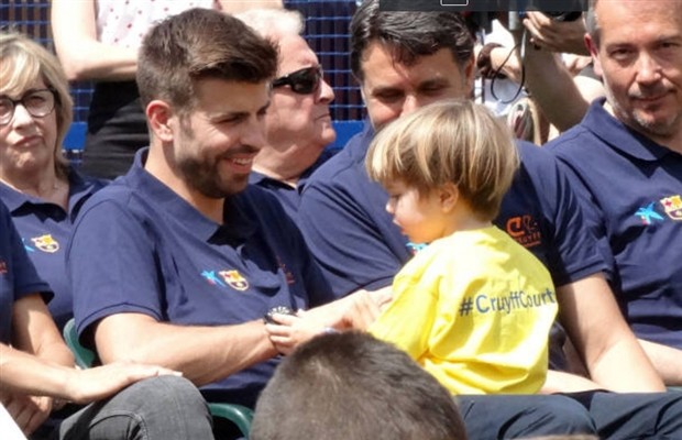 Piqué 'vã mồ hôi' chăm con tại sự kiện của Barcelona - Bóng Đá