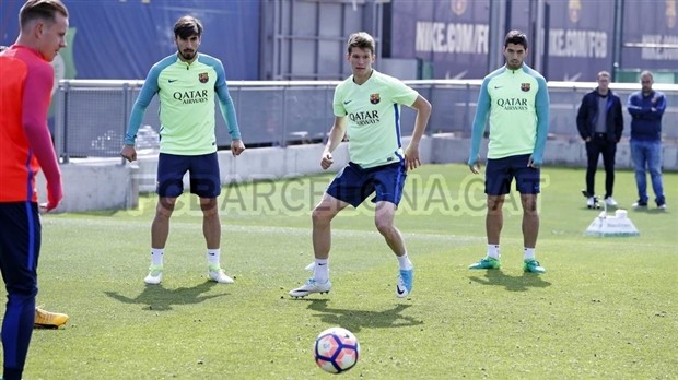 Vắng Messi và Neymar, Suarez lẻ loi trong buổi tập của Barcelona - Bóng Đá