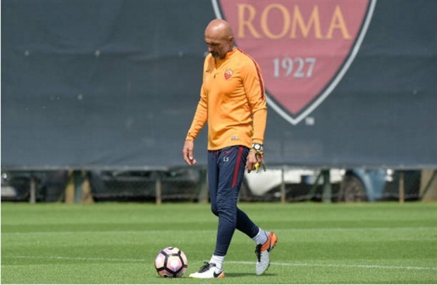 Trước tin đồn bất hòa, Spalletti cười không nổi trên sân tập của Roma - Bóng Đá