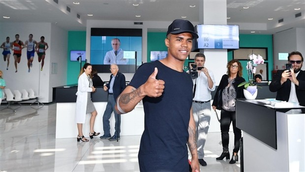 Toàn cảnh buổi kiểm tra y tế của Douglas Costa tại Juventus - Bóng Đá