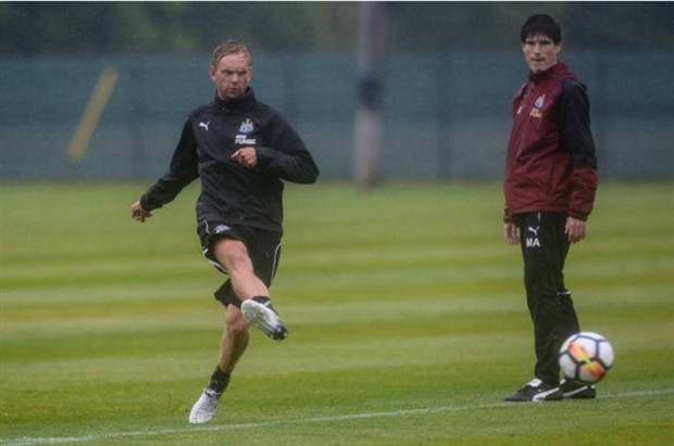 Dọa rời Newcastle, nhưng Benitez vẫn đầy tâm huyết trên sân tập  - Bóng Đá
