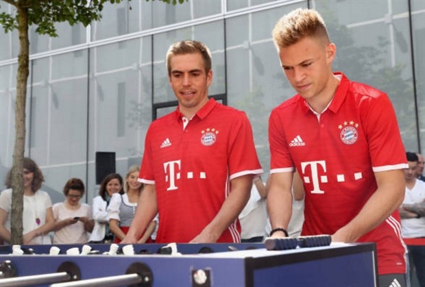 Dàn sao Bayern căng thẳng tột độ với... banh bàn - Bóng Đá
