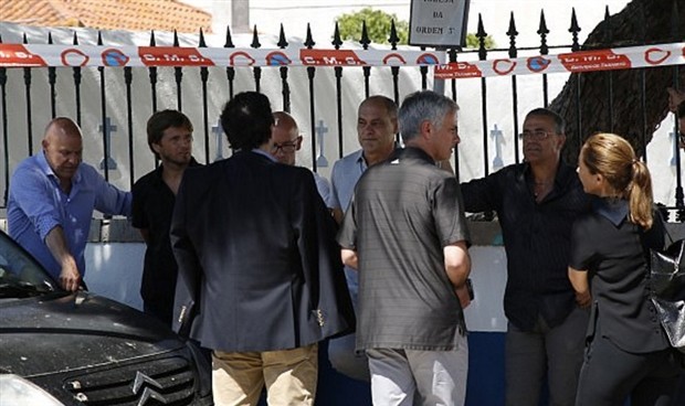 Mourinho nén đau trở lại quê nhà chịu tang - Bóng Đá