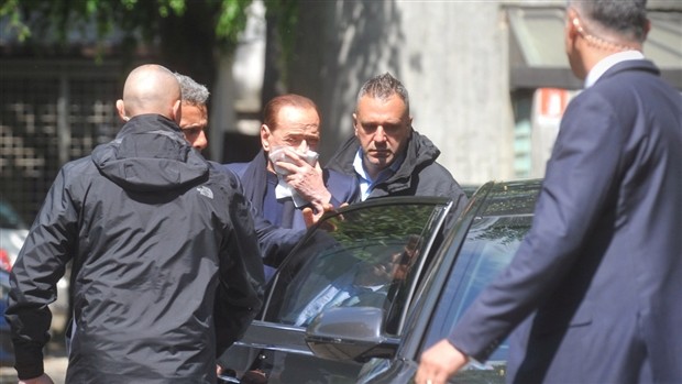 Cựu chủ tịch Berlusconi té dập mặt, không dám tiếp phóng viên - Bóng Đá