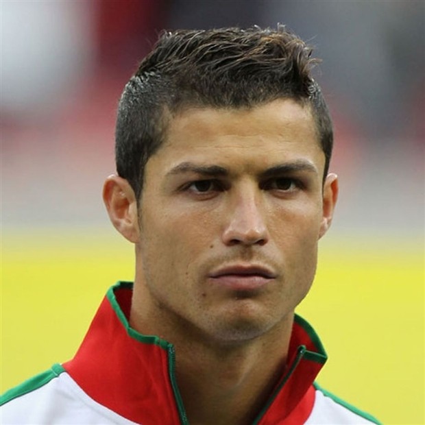 Trước húi cua, Ronaldo từng gây dấu ấn với kiểu tóc nào? - Bóng Đá