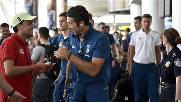 Vừa xong hợp đồng, De Sciglio đã tức tốc bay sang Mỹ hội quân Juventus - Bóng Đá