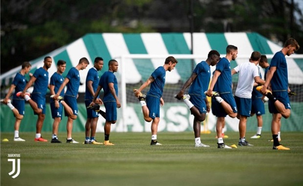 Szczesny đầy căng thẳng trong lần đầu tập cùng Juventus - Bóng Đá