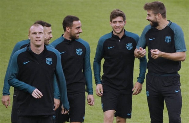 De Sciglio bị vây kín ngay khi vừa tới Turin - Bóng Đá