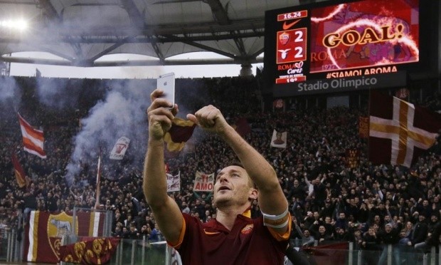 Trước trận đấu cuối, Totti tranh thủ 'hồi xuân' - Bóng Đá