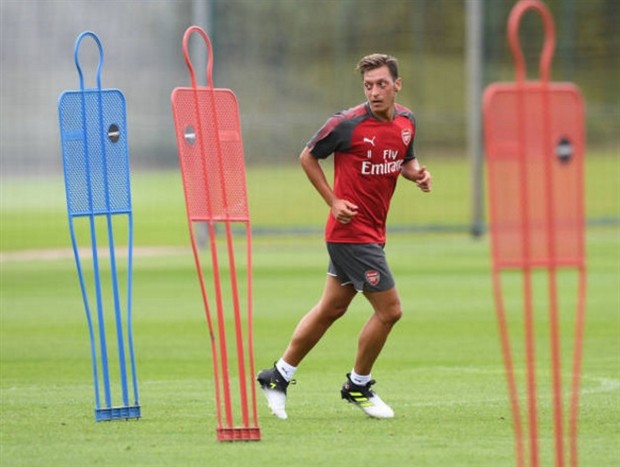 Tân binh Kolasinac nỗ lực ghi điểm trong ngày đầu tập cùng Arsenal - Bóng Đá