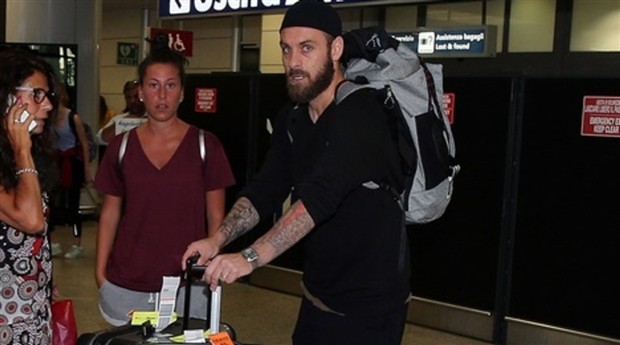 De Rossi âm thầm trở lại Roma, Totti thẳng tiến lên sân khấu - Bóng Đá