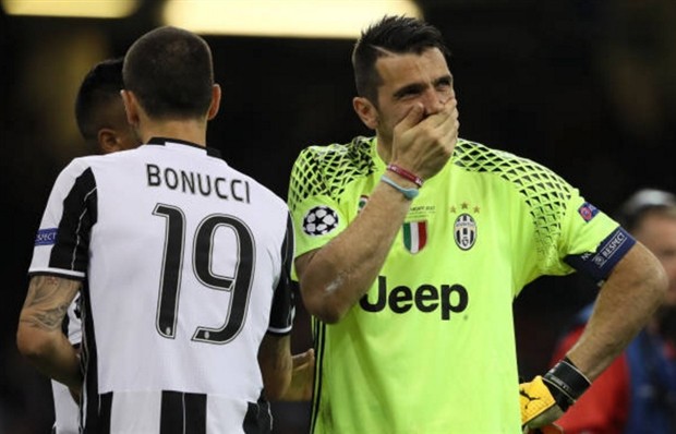 An ủi đồng đội, nhưng Buffon chẳng thể an ủi chính mình - Bóng Đá