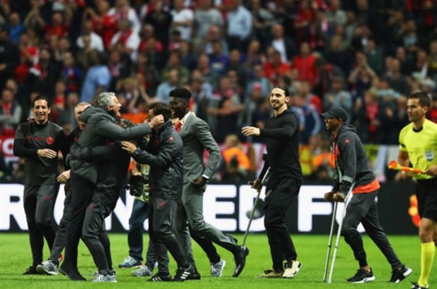 Man Utd vô địch, Mourinho ôm con khóc như mưa tại Stockholm - Bóng Đá