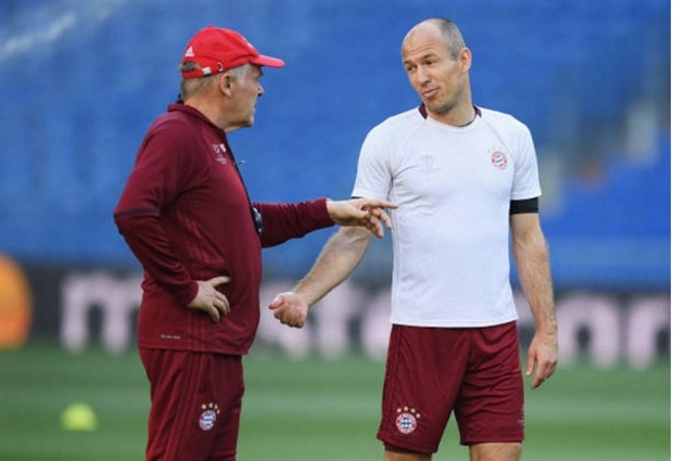 Mats Hummels ôm gối trên sân, Ancelotti lo ra mặt - Bóng Đá