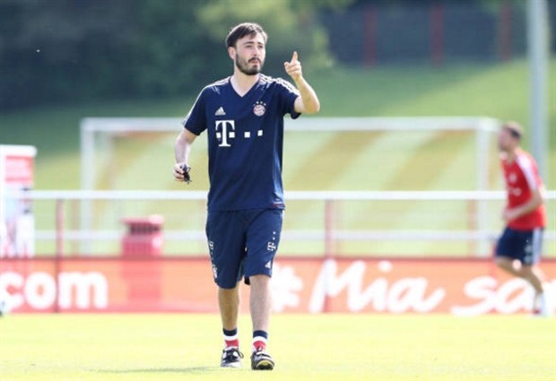 Trước trận đấu cuối, con trai thay Ancelotti chỉ đạo Bayern tập luyện - Bóng Đá