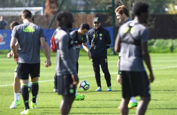 Hết dự khán, Ranieri lại tới tận sân tập để chào hỏi Conte - Bóng Đá