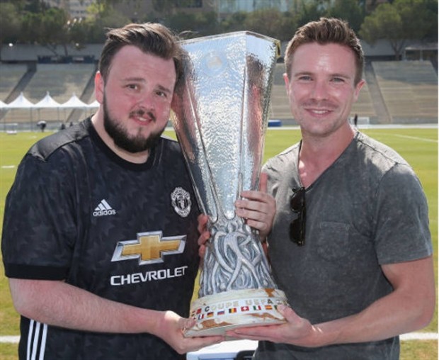 Sao Game of Thrones thích thú khi được Man Utd trao cúp tại Mỹ - Bóng Đá
