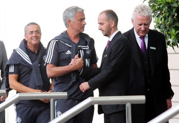 Mourinho tiều tụy trong ngày trở lại Manchester  - Bóng Đá