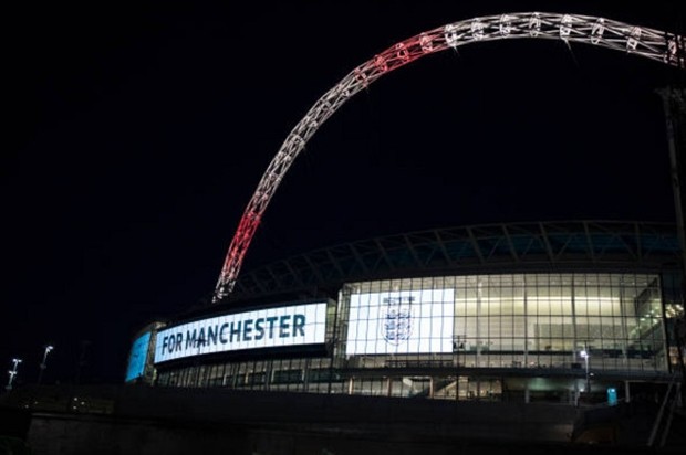 Wembley sáng đèn hướng về thành Manchester - Bóng Đá