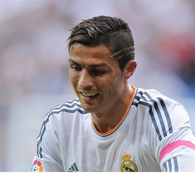 Trước húi cua, Ronaldo từng gây dấu ấn với kiểu tóc nào? - Bóng Đá