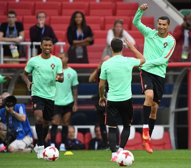 Fan phấn khích vì được đập tay Ronaldo ngay trên sân tập - Bóng Đá